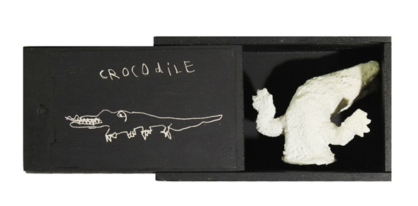 Boite crocodile -  Crocodile box / Bois peint, dessin d'enfant, figurine résine et pigments - <br />
Painted wood, a child's drawing, figurine resin and pigments. - 9,5 x 15,3 x 7 cm. 2012