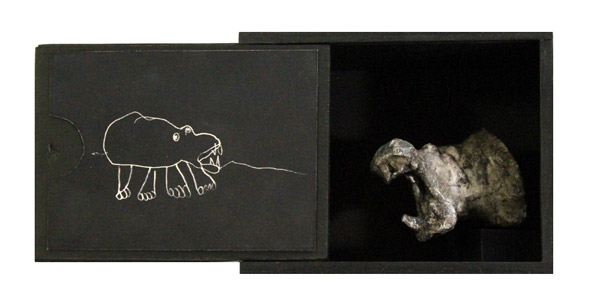 Boite hippopotame - Hippopotamus box / Bois peint, dessin d'enfant, figurine résine et pigments - <br />
Painted wood, a child's drawing, figurine resin and pigments. - 11,5 x 14,5 x 7 cm. 2012