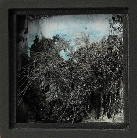 Brume matinale 1 - Morning mist 1 / Bois peint et toile d'araignée - <br />
Painted wood and spider web. 11,3 x 11,3 x 5 cm. 2013