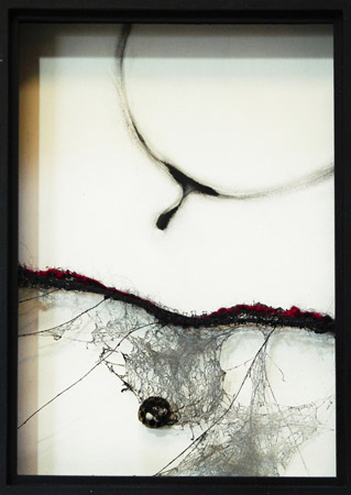 Parure II – Costume II / Bois peint, fils métal, toile d'araignée et fleur vernie - <br />
Painted wood, metal wire, spider web and varnished flower. 33,5 x 24 x 5,5 cm. 2013