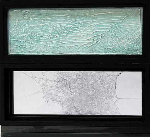 Opuscule 1 / Bois peint, fils métal et toile d'araignée - <br />
Painted wood, metal wire and spider web. 20,5 x 22,3 x 4,3 cm. 2013